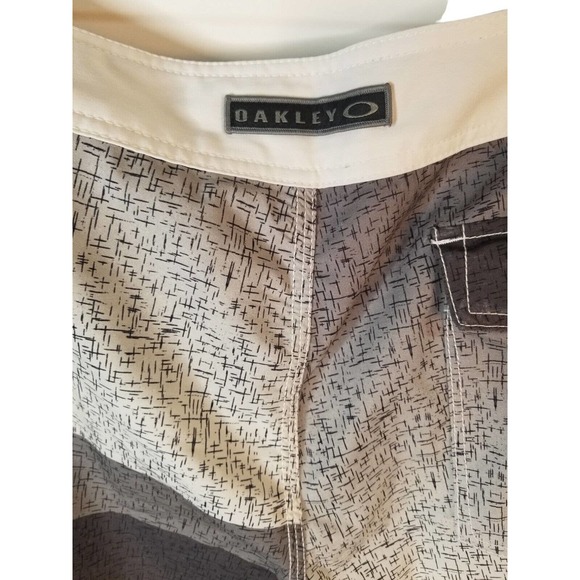 Oakley Lightweight swing Shorts‎ Men's Size 38 in Multicolor Length 8 in. - Picture 9 of 9